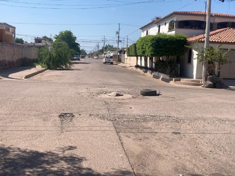Vecinos de la Robles del Castillo denuncian bloqueo de banquetas, falta de señalización y calles en mal estado 