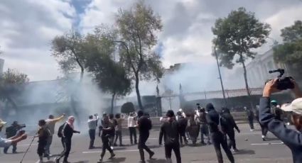 Lanzan explosivos contra Secretaría de Gobernación durante protesta por los 43 de Ayotzinapa