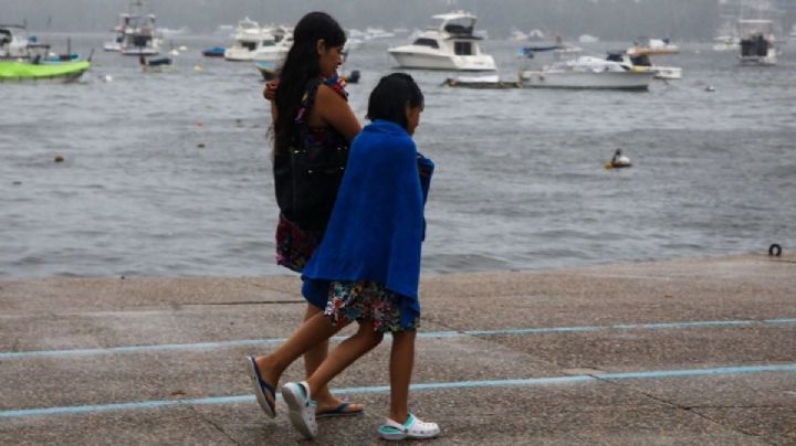 ¡Precaución! Por Tormenta Tropical 'John' suspenden clases en puntos de Guerrero