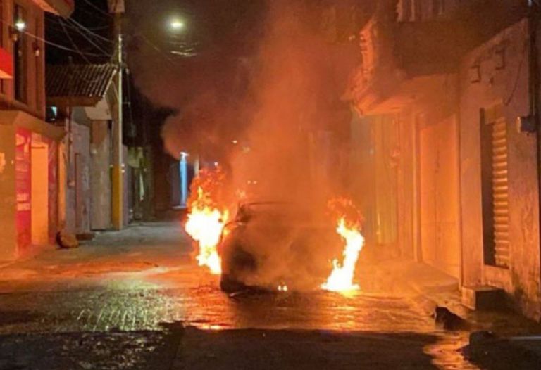 Hallan auto en llamas en Puebla 