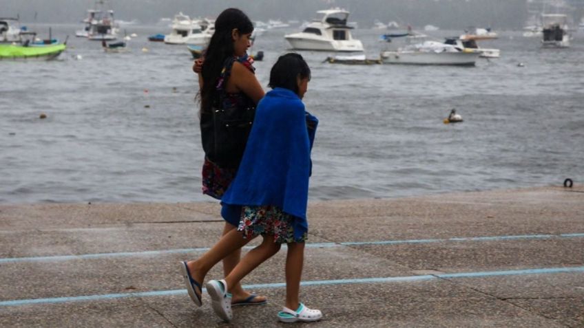 ¡Precaución! Por Tormenta Tropical 'John' suspenden clases en puntos de Guerrero