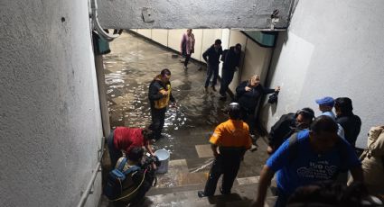 VIDEO: Se inunda la Línea 4 del Metro de la CDMX; Usuarios colocan piedras para pasar