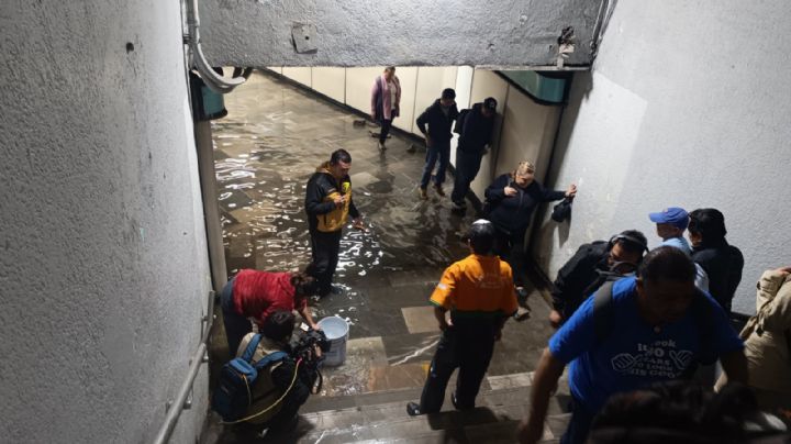 VIDEO: Se inunda la Línea 4 del Metro de la CDMX; Usuarios colocan piedras para pasar