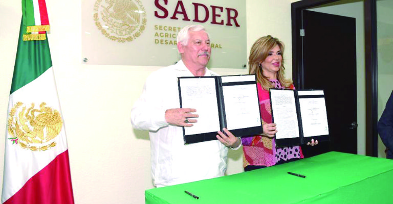 Claudia Pavlovich y Víctor Manuel Villalobos firman el comodato del CUM