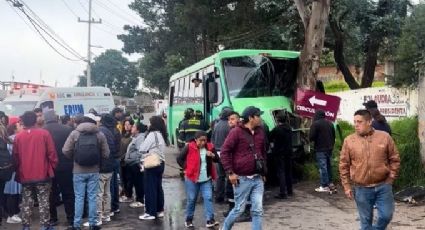 Fuerte accidente en Milpa Alta deja varios lesionados; autobús se estrella contra árbol