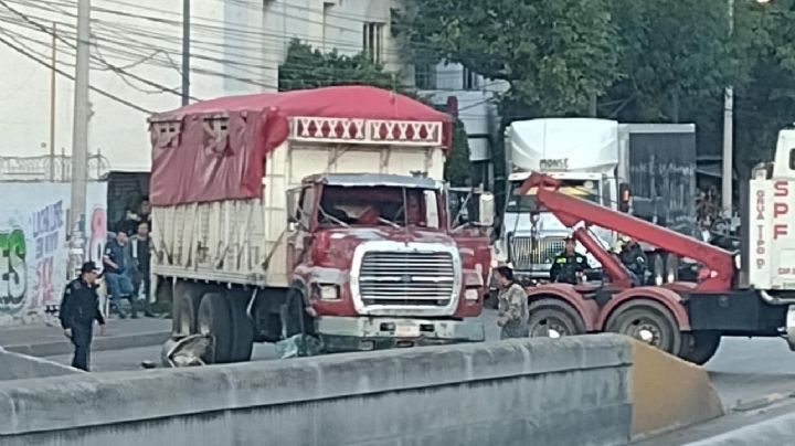 Volcadura de tráiler genera caos en la vía José López Portillo a la altura de Coacalco