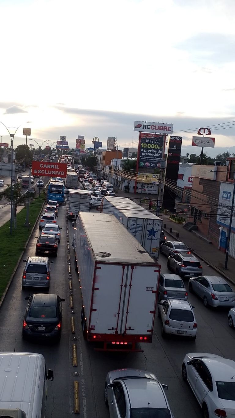 Tráiler volcado en Coacalco