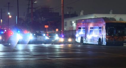 Secuestro de autobús deja a un muerto en EU; la policía captura al culpable tras persecución