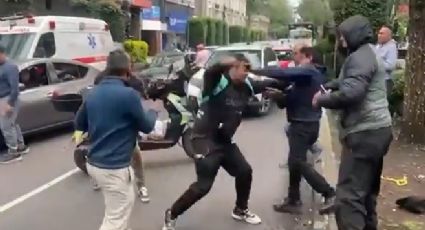 VIDEO: Se arma pelea campal entre manifestantes y conductores en hospital Álvaro Obregón