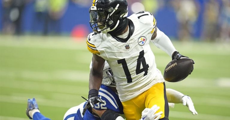 Fields fue muy presionado por la defensa de los Colts