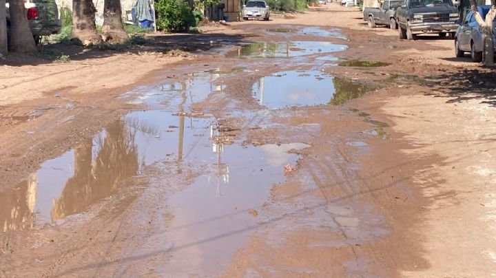 Vecinos de la ‘Machi López’ urgen a reparar drenajes colapsados y raspar las calles