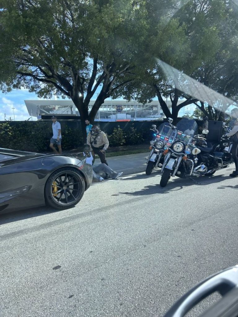 Detienen a jugador de la NFL en Miami