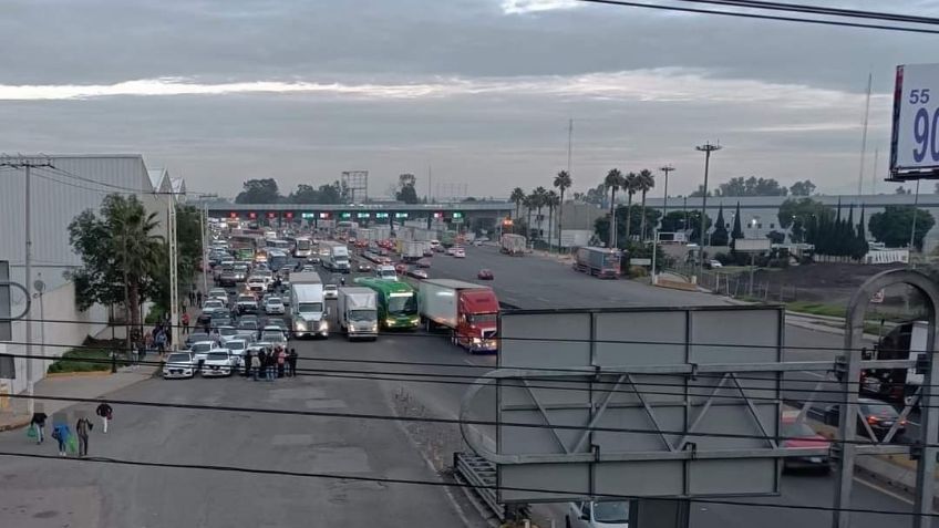 Transportistas generan caos en la México-Querétaro; bloquean caseta en Tepotzotlán