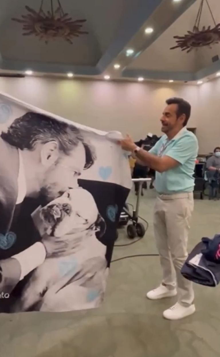 Fan hace llorar a Eugenio Derbez con conmovedor regalo