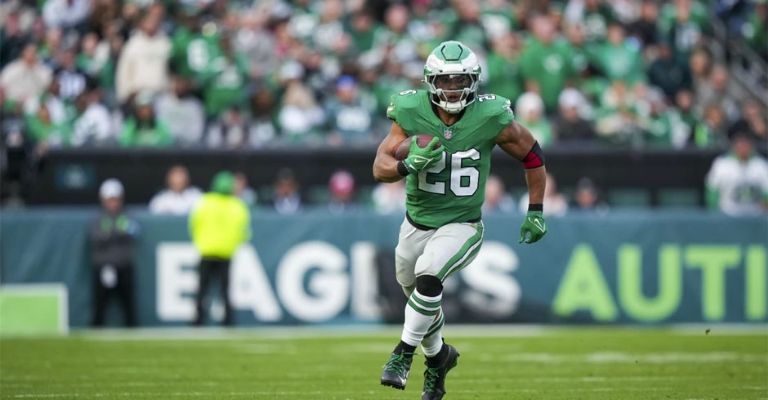 Barkley rebasó las 2 mil yardas por tierra