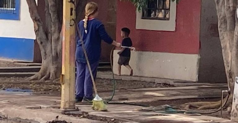 Ciudadanos hacen uso de la manguera para diferentes actividades en sus hogares.