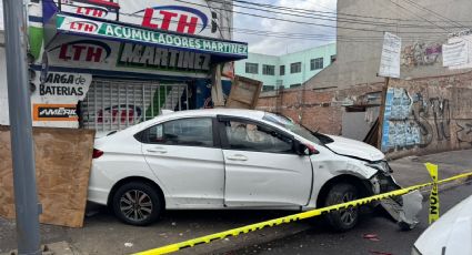 VIDEO: Sujeto atropella a madre e hijo tras estrellarse contra negocio en la GAM