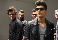 Foto ilustrativa de nota Trágica noticia para One Direction: Cantante viste de luto a Zayn Malik y exmiembros al morir en accidente