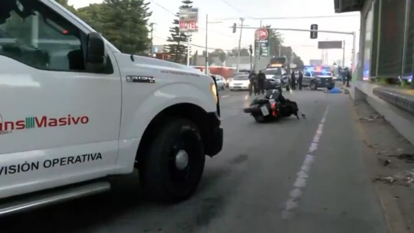 Fatal accidente: Motociclista sufre brutal derrape y muere frente al Mexibús, en Ecatepec