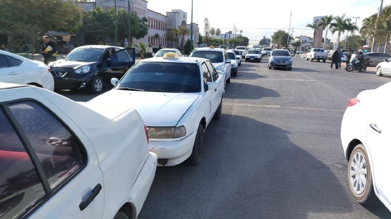 Cd Obregón: Taxistas se manifiestan tras operativos que terminó con la detención de 3 unidades