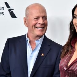 Tiene demencia y no habla: Bruce Willis reaparece en zona de incendios al lado de bomberos