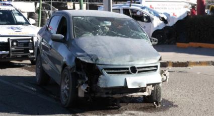 Dos autos protagonizan fuerte choque en Hermosillo; tres personas resultan lesionadas