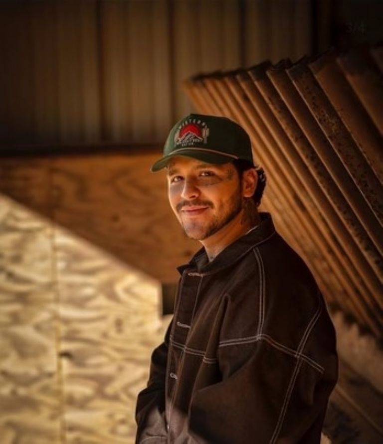 Christian Nodal sorprende con nuevo estilo, mensaje enigmático y anuncio de álbum