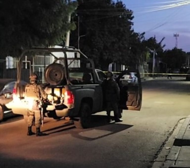 Militares resguardan el lugar donde sucedieron los hechos