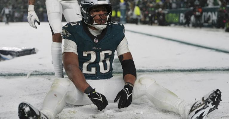Barkley hace figuras de nieve durante su festejo