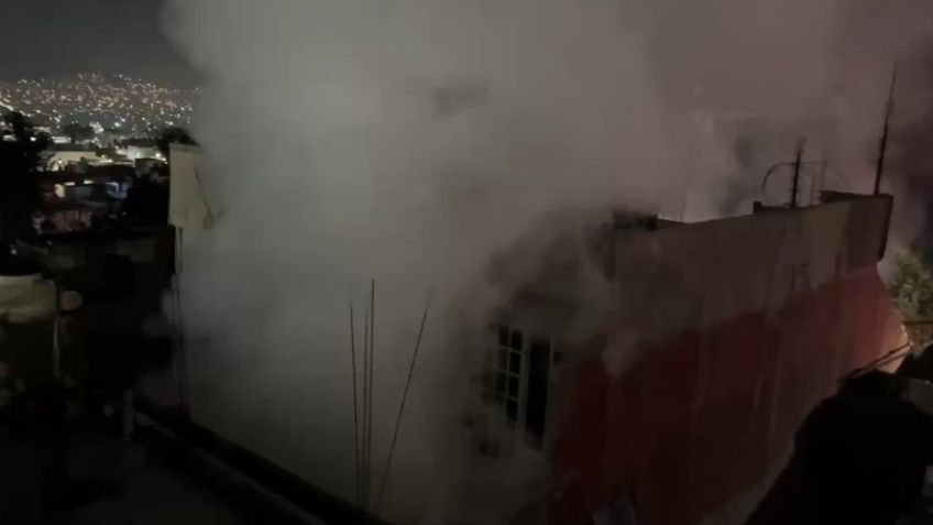 VIDEO: Fuerte incendio consume casa en Iztapalapa y deja a seis personas sin hogar