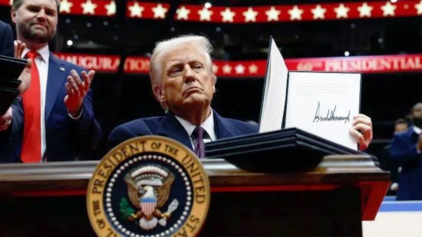 Trump firma decretos para clasificar a cárteles como terroristas y plan contra migrantes