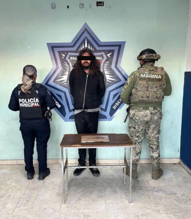 El señalado fue detenido y su arma blanca fue asegurada