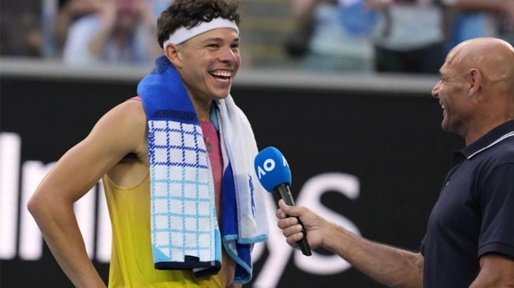 Otro más; Shelton se suma a críticas contra los entrevistadores de televisión en el AO