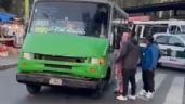 Foto ilustrativa de la nota titulada VIDEO: Microbús atropella a abuelita en Azcapotzalco; vecinos la sacan de las llantas