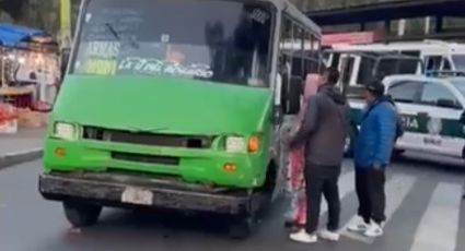 VIDEO: Microbús atropella a abuelita en Azcapotzalco; vecinos la sacan de las llantas