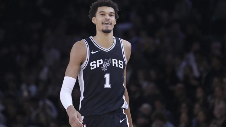 Bienvenido a casa, Wemby: La estrella de los Spurs tiene recibimiento de héroe en París