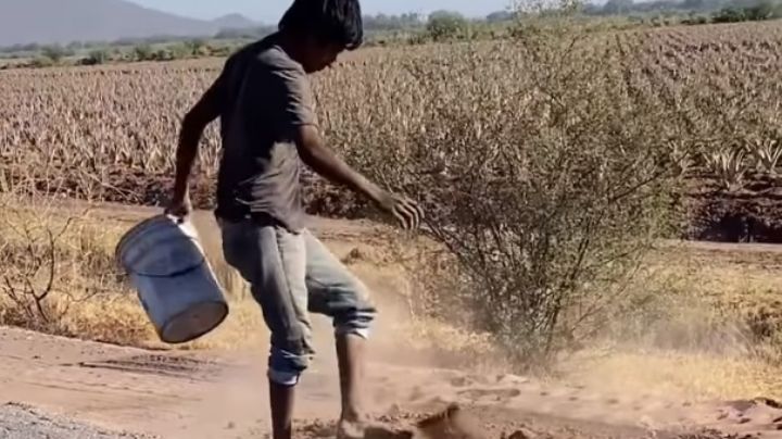 Ciudadanos tapan baches con tierra en la carretera de Bacobampo