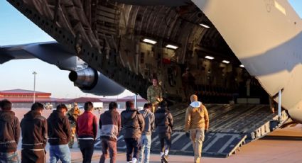 Aviones militares deportan a migrantes de EU; detienen a 538 en redadas ordenadas por Trump