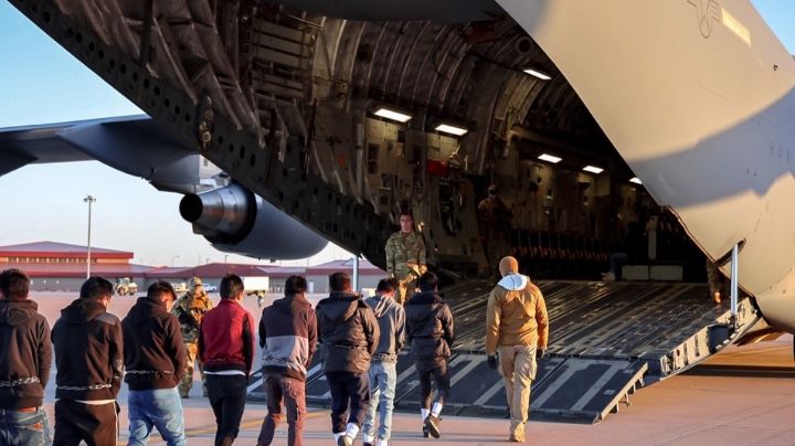 Aviones militares deportan a migrantes de EU; detienen a 538 en redadas ordenadas por Trump