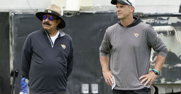 Khan (izquierda) se deshizo de Baalke para la llegada de Coen