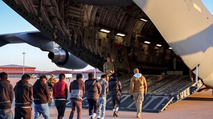 Aviones militares deportan a migrantes de EU; detienen a 538 en redadas ordenadas por Trump
