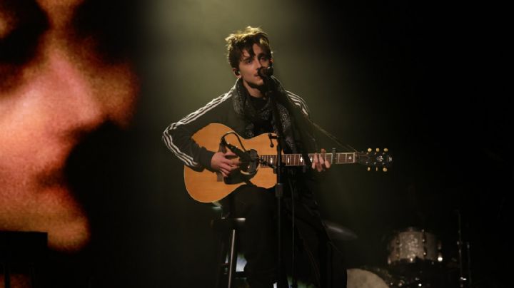 Timothée Chalamet se burla de sus derrotas en las premiaciones y deslumbra como cantante