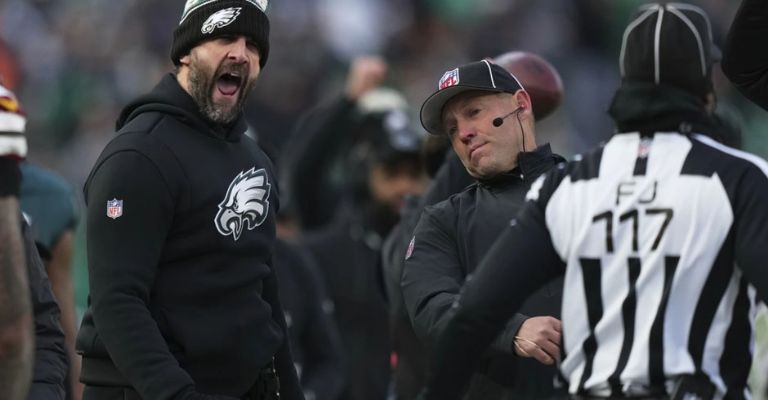 Sirianni reclama una jugada a los árbitros