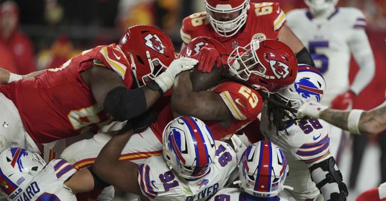 Kareem Hunt trata de anotar ante los Bills