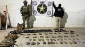Foto ilustrativa de la nota titulada Encuentran armas de fuego, cartuchos y equipo táctico abandonados en predio de Caborca