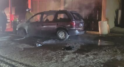 Sujetos lanzan bomba contra auto y provocan voraz incendio en Ciudad Obregón, revelan