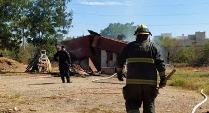 Calcinado y con impactos de bala, localizan cadáver de hombre en una casa de Culiacán