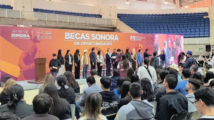 Gobernador Alfonso Durazo entrega más de 4 mil 500 becas en Ciudad Obregón