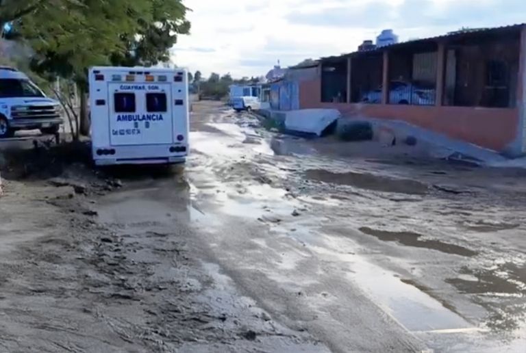 Las calles lucen inundadas por las constantes fugas