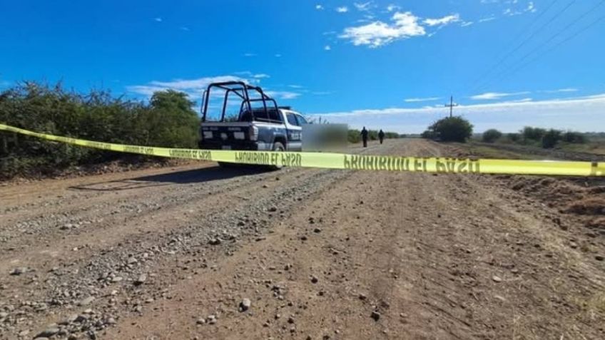 Envuelto en una cobija, hallan a sujeto asesinado en un camino de terracería de Culiacán